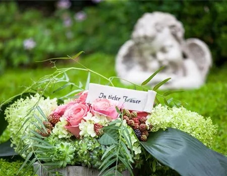 Das Grab im Sommer – die richtigen Blumen finden