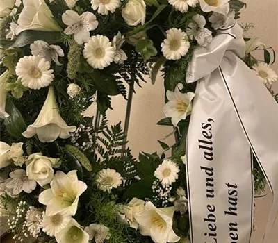 Trauerkranz Biedermeierform