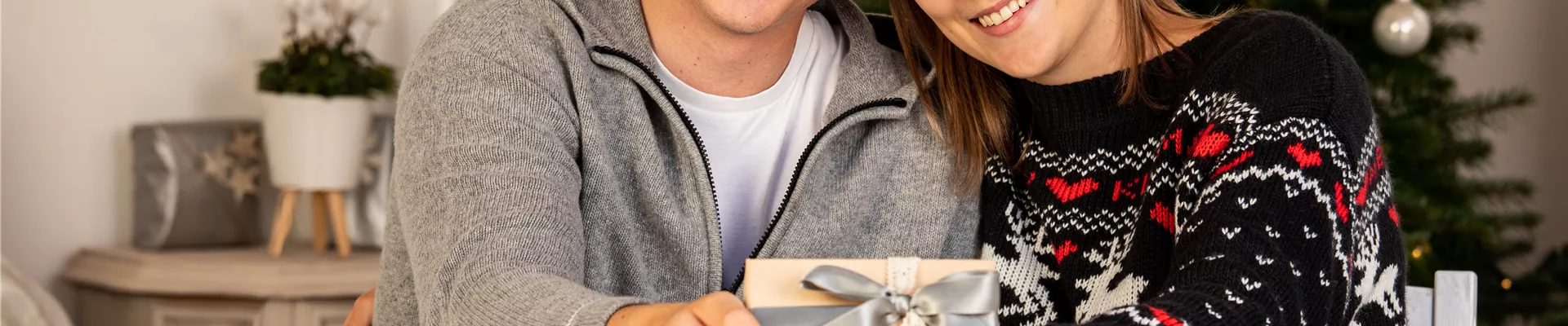 Weihnachten - Paar mit Geschenk